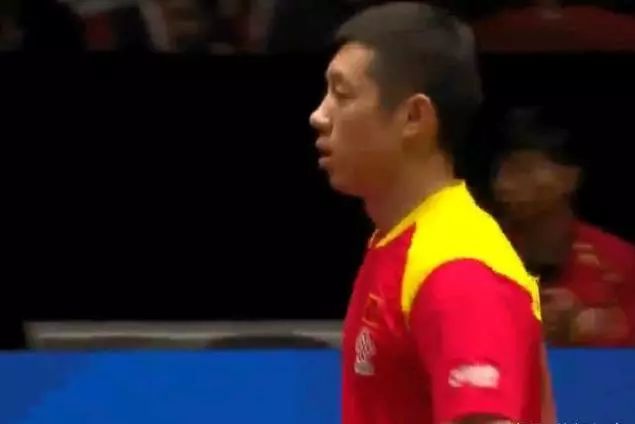 小球转动大 小球转动大